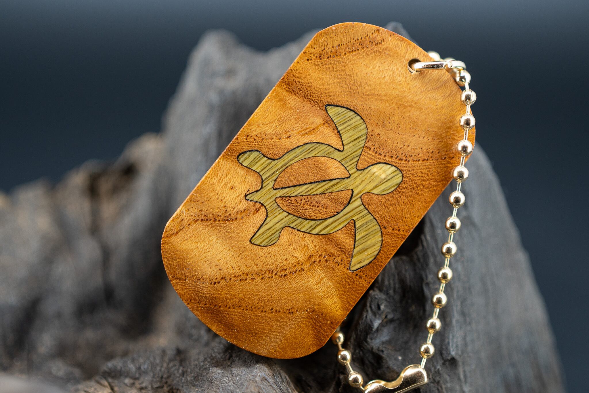 【日本を代表する巨木】 欅(ケヤキ) 変わり杢 ドッグタグ 象嵌 浅瀬で泳ぐウミガメ