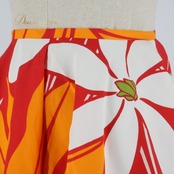 フラダンス 衣装 スカート レッド系 オレンジ系 ティアレ柄 モンステラ柄 かわいい 鮮やか 華やか 明るい カラフル ひらひら ふわふわ 赤 橙 白 ハワイアン アロハ ハワイアンプリント フラ ダンス レッスン 練習 パーティー フェスティバル さらさら