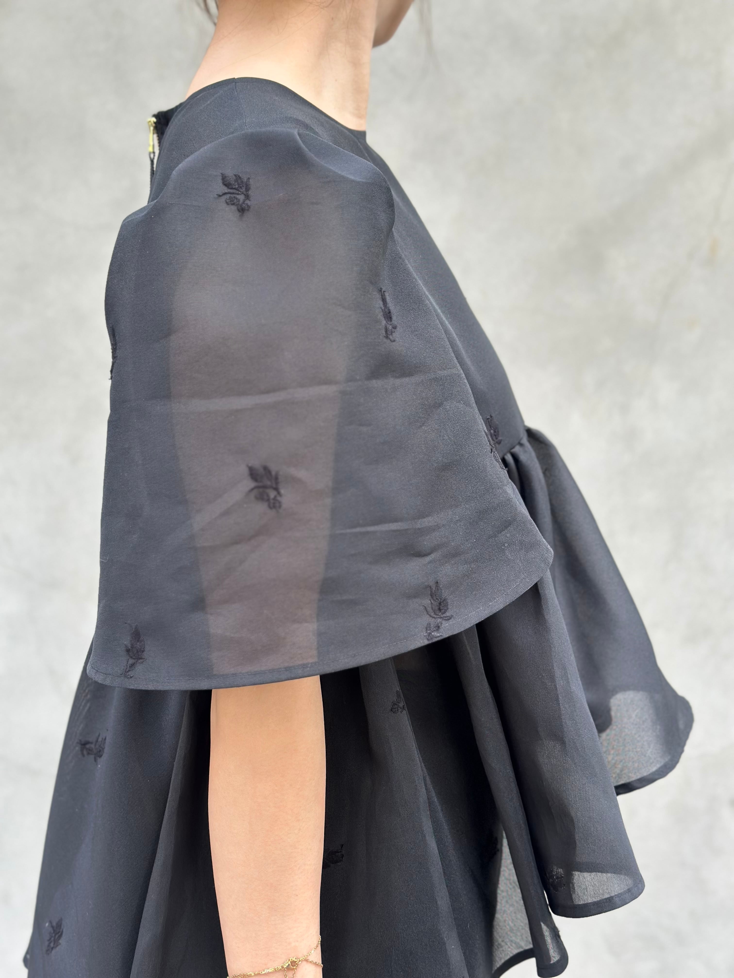 Bell sleeve embroidery blouse | Bluelea