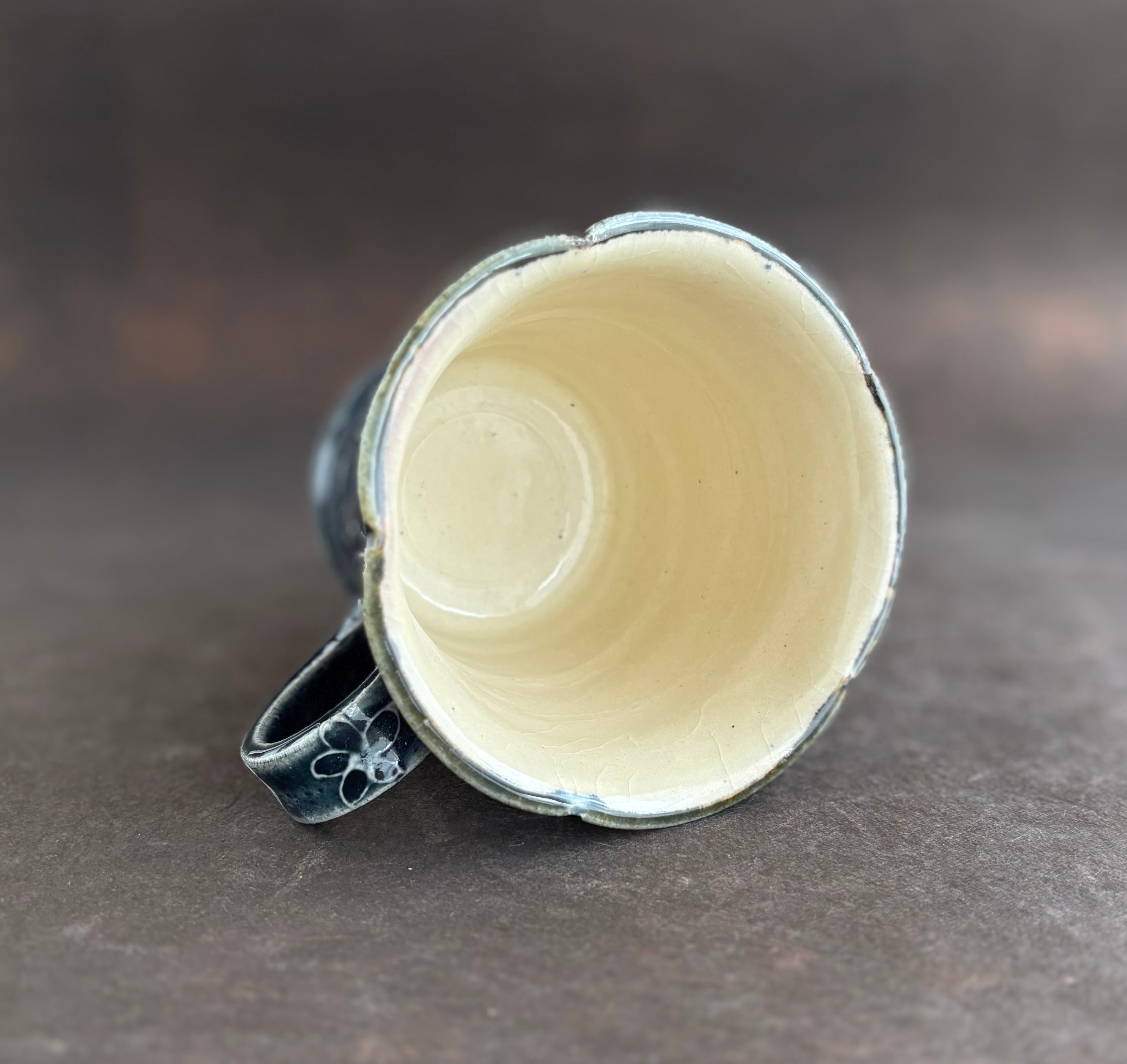 土和のルリエフ　藍釉　お花形マグカップ