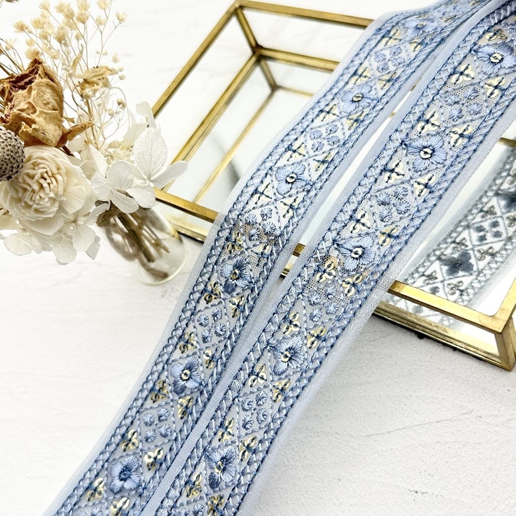☆IZUMI☆ハンドメイドビーズ刺繍チャーム…リボン・ブルー×ホワイト ブルー]インド刺繍リボン 2555 | インド刺繍リボン専門店Rino Ribbon