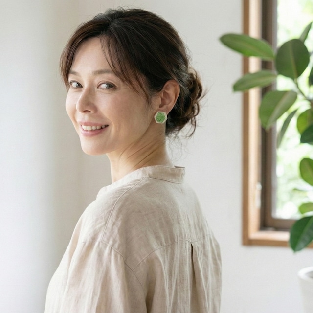 秋篠宮佳子様ご着用【信楽焼】輝 深翠シリーズ 陶器　伝統工芸　イヤリング　ピアス　シンプル　エメラルド　グリーン　スタッド　アクセサリー　四角　六角　楕円　ワンポイント