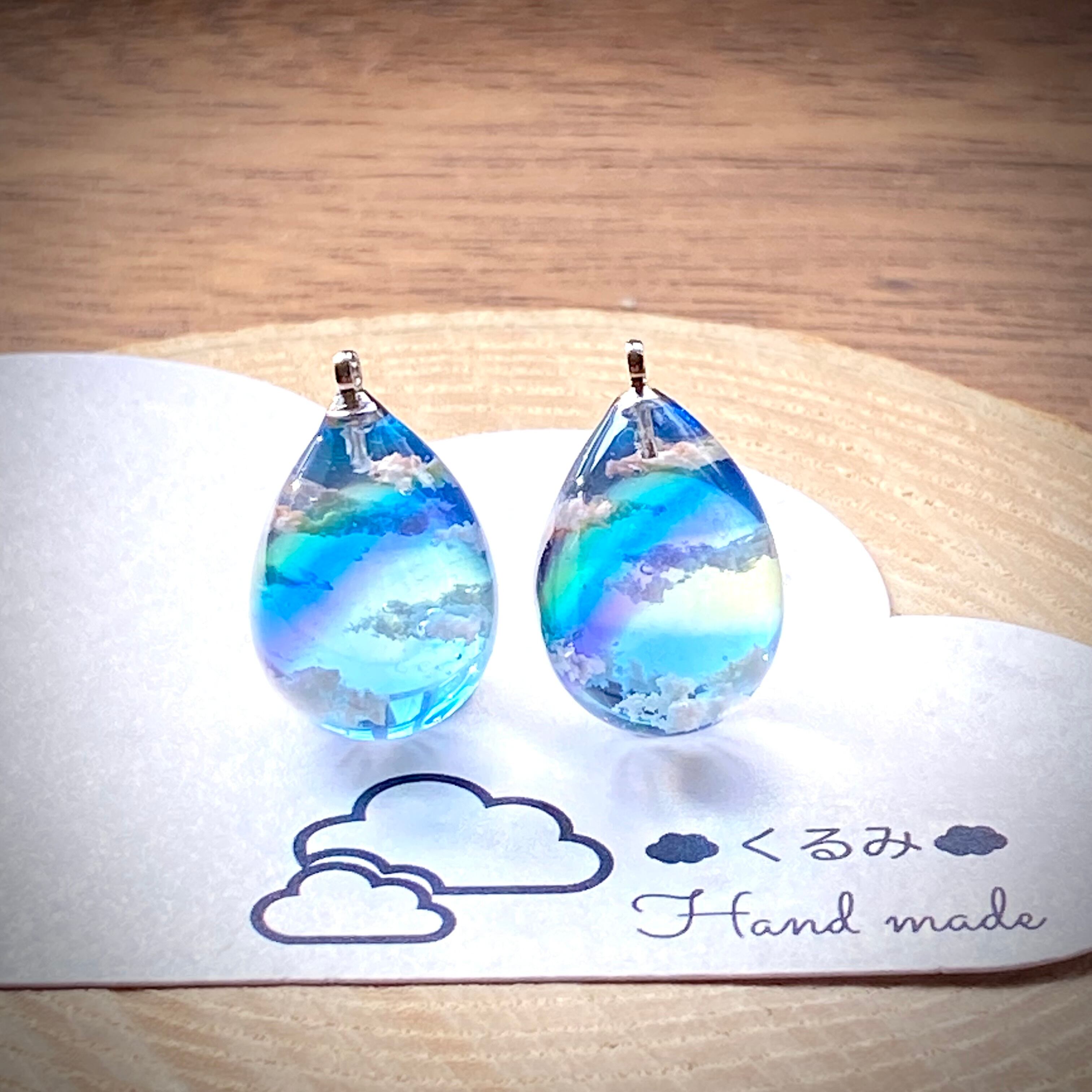 レジンピアス イヤリング 青空にかかる虹 たまご型 16×12mm
