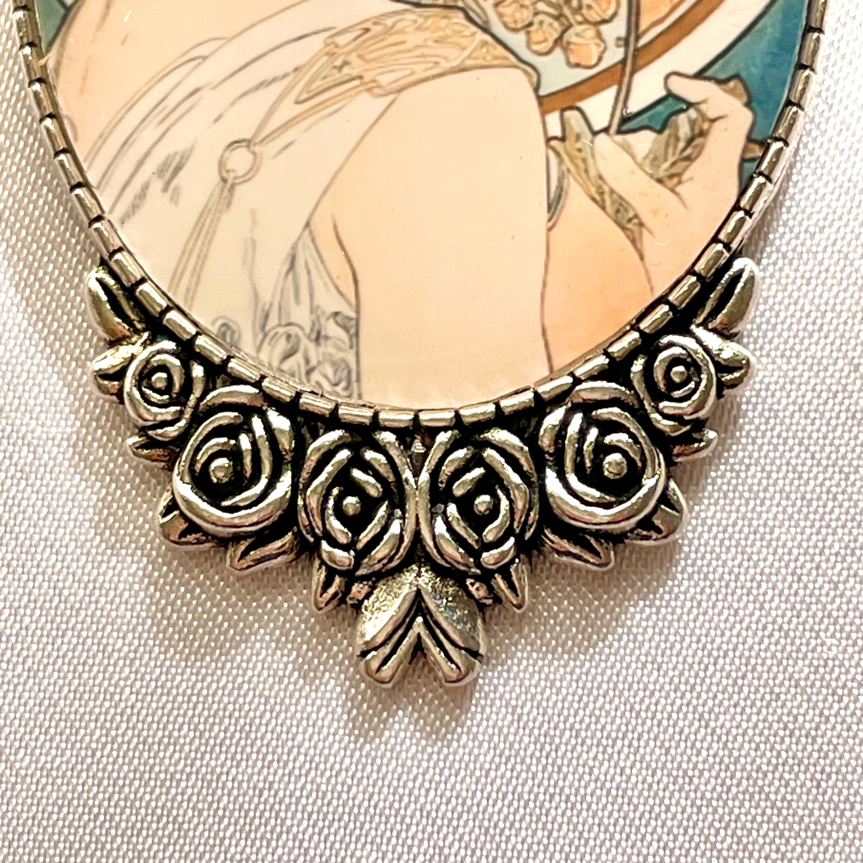 ミュシャ《桜草》/アンティーク調ローズネックレスL シルバーカラー