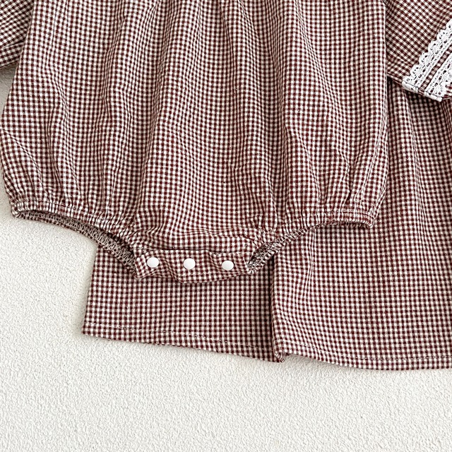 【取寄】2段レースと刺繍がポイントのギンガムチェックロンパース