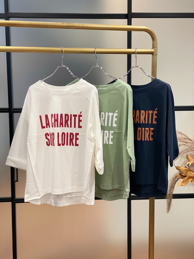 シンプルなコーデに程よいアクセントをプラスしてくれるロゴTee