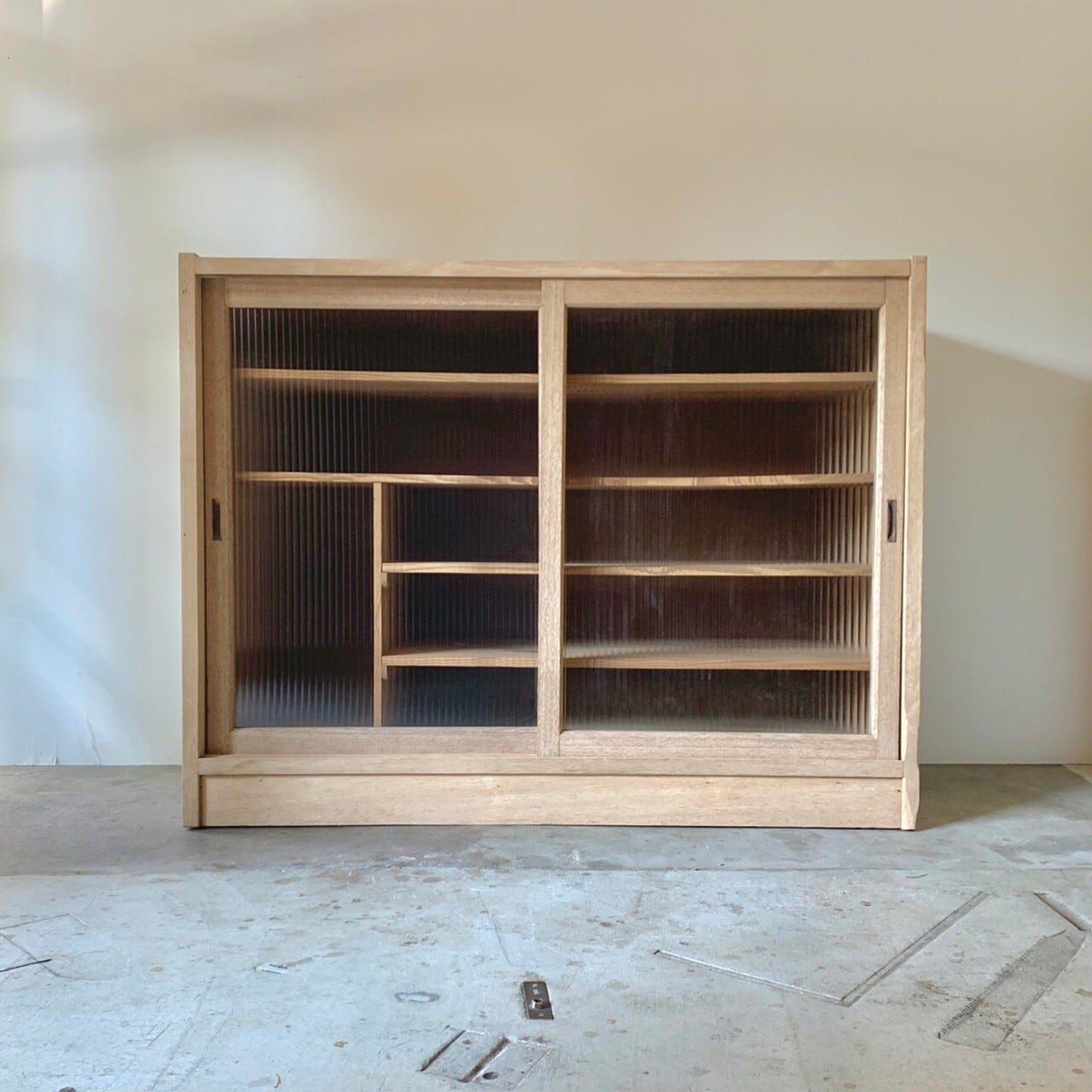 モールガラスのキャビネット　食器棚　古家具　 0600