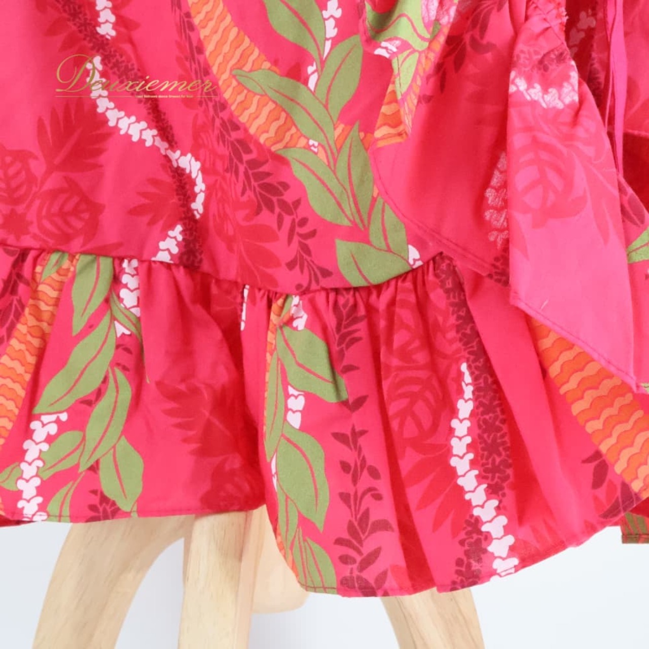 フラダンス 衣装 T&L MUUMUU FACTORY ムームーファクトリー ワンピース ドレス ピンク系 ハワイ製 スリット フリル かわいい 華やか 鮮やか 明るい ハワイアン アロハ ハワイアンプリント フラ ダンス レッスン 練習 オレンジ系
