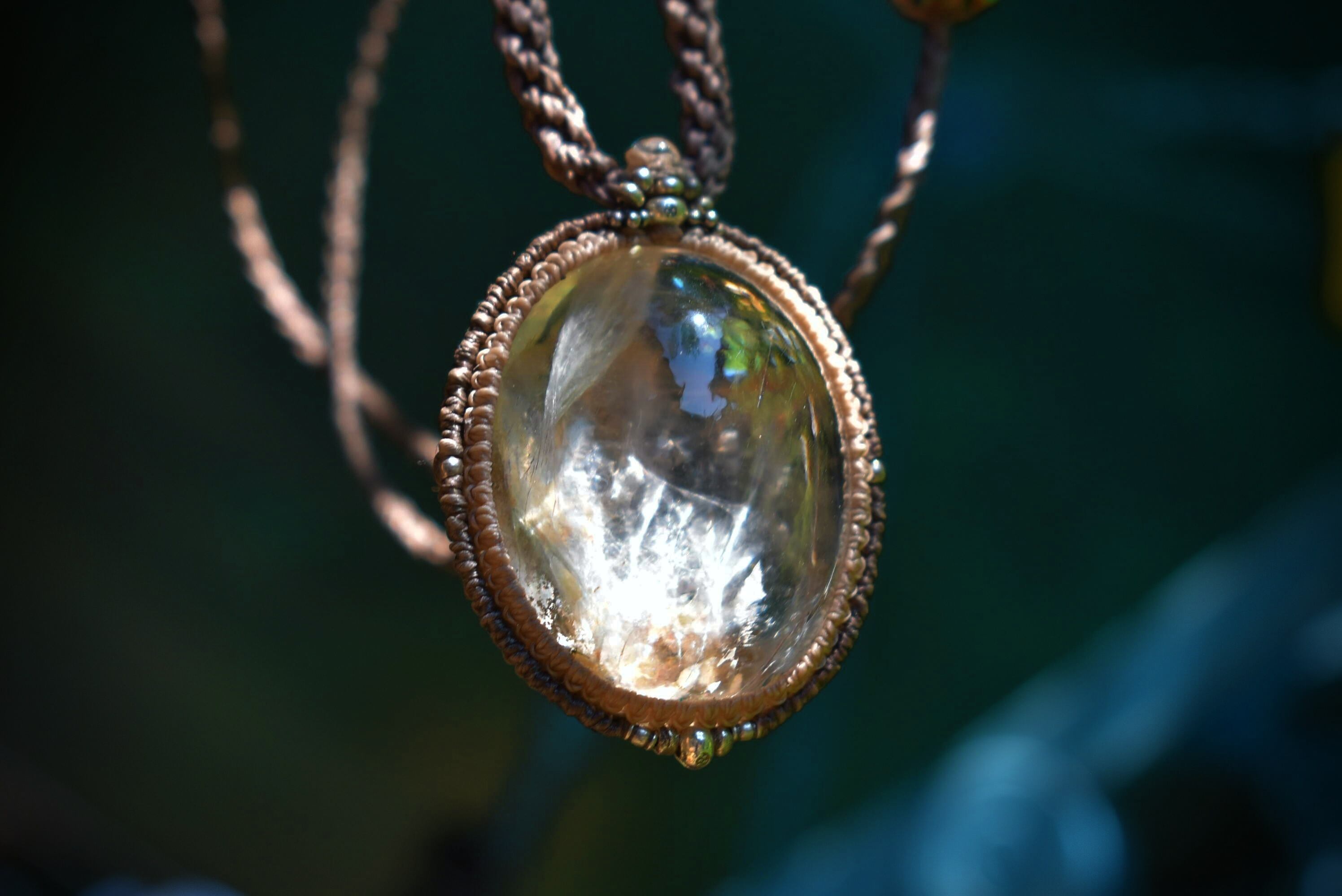 虹入り★深い水晶の雪化粧★ホワイトガーデンクォーツ マクラメシンプルペンダント hgam001