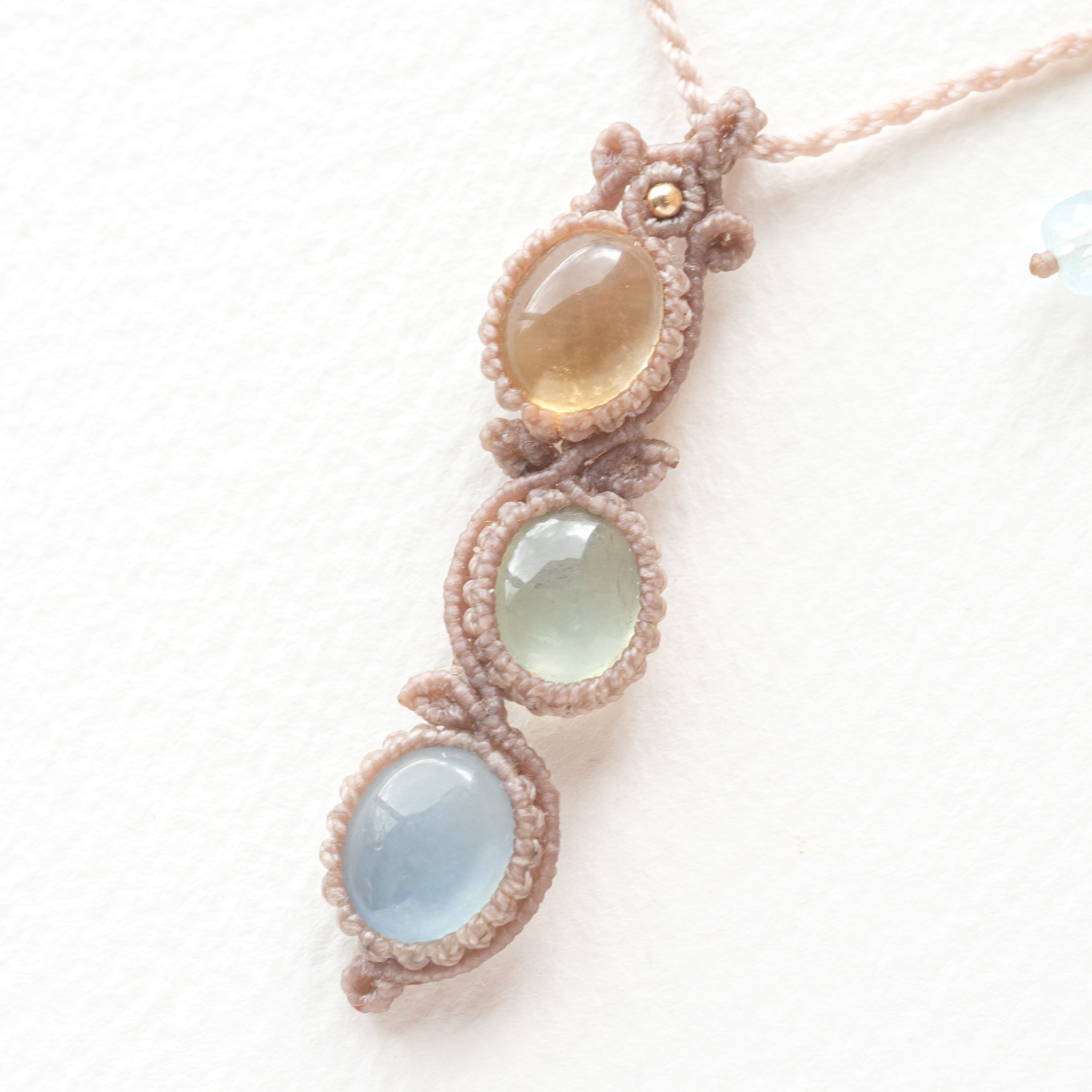 シトリンとプレナイトのマクラメ編み 天然石ネックレス シトリンとプレナイトのマクラメ編み 天然石ネックレス | SHANTi