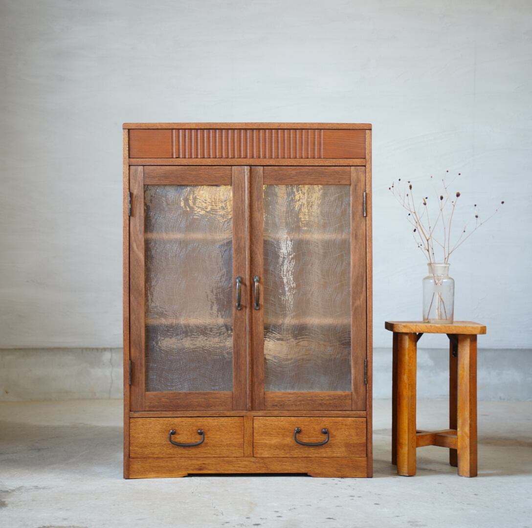 古い開き戸のキャビネット