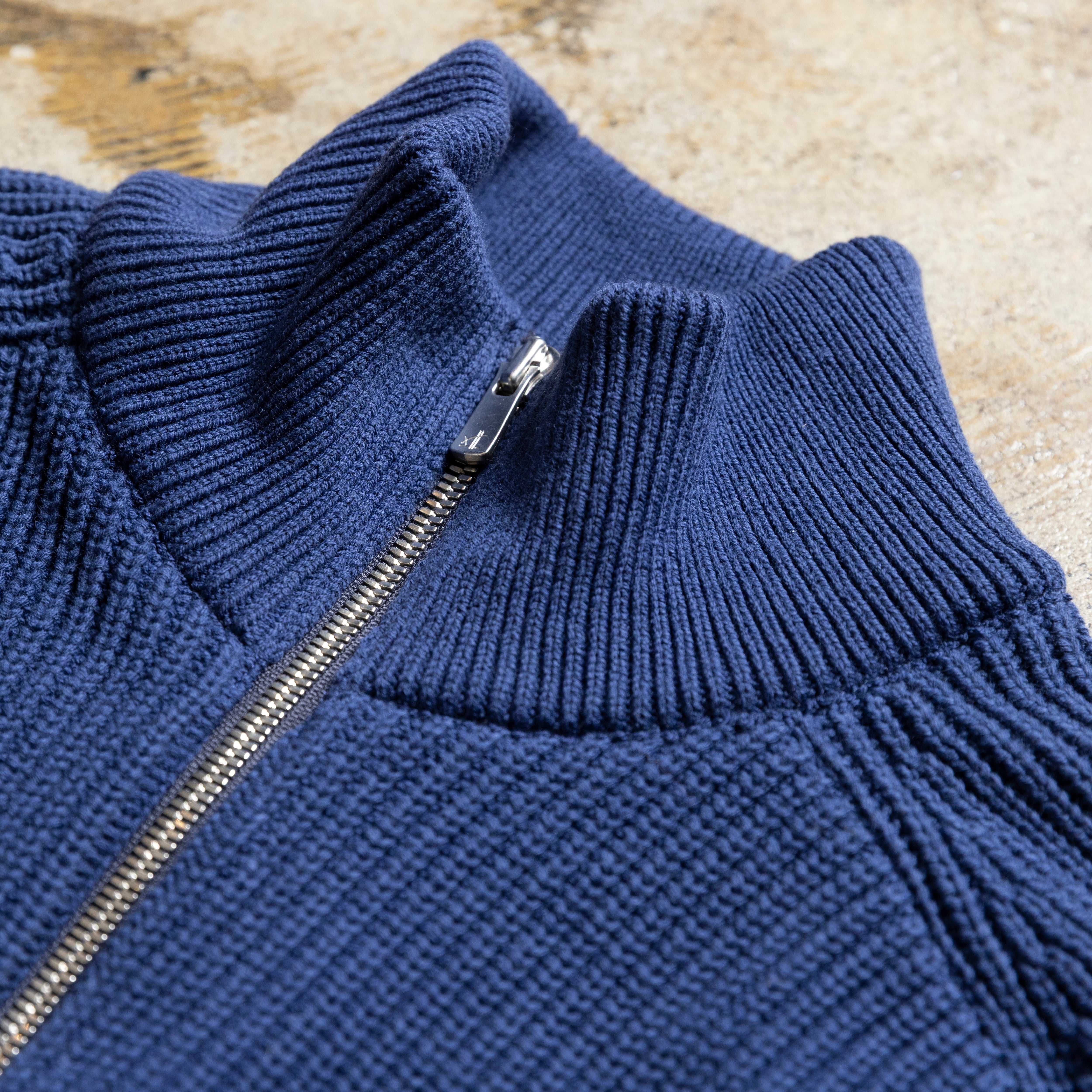 休日のOFFも、仕事のONも。大人の「ドライバーズニット」 | 「Japan