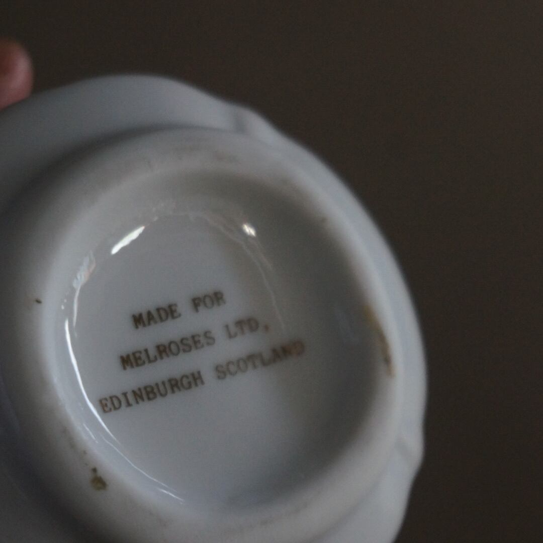 古いスコットランドの陶器キャニスター
