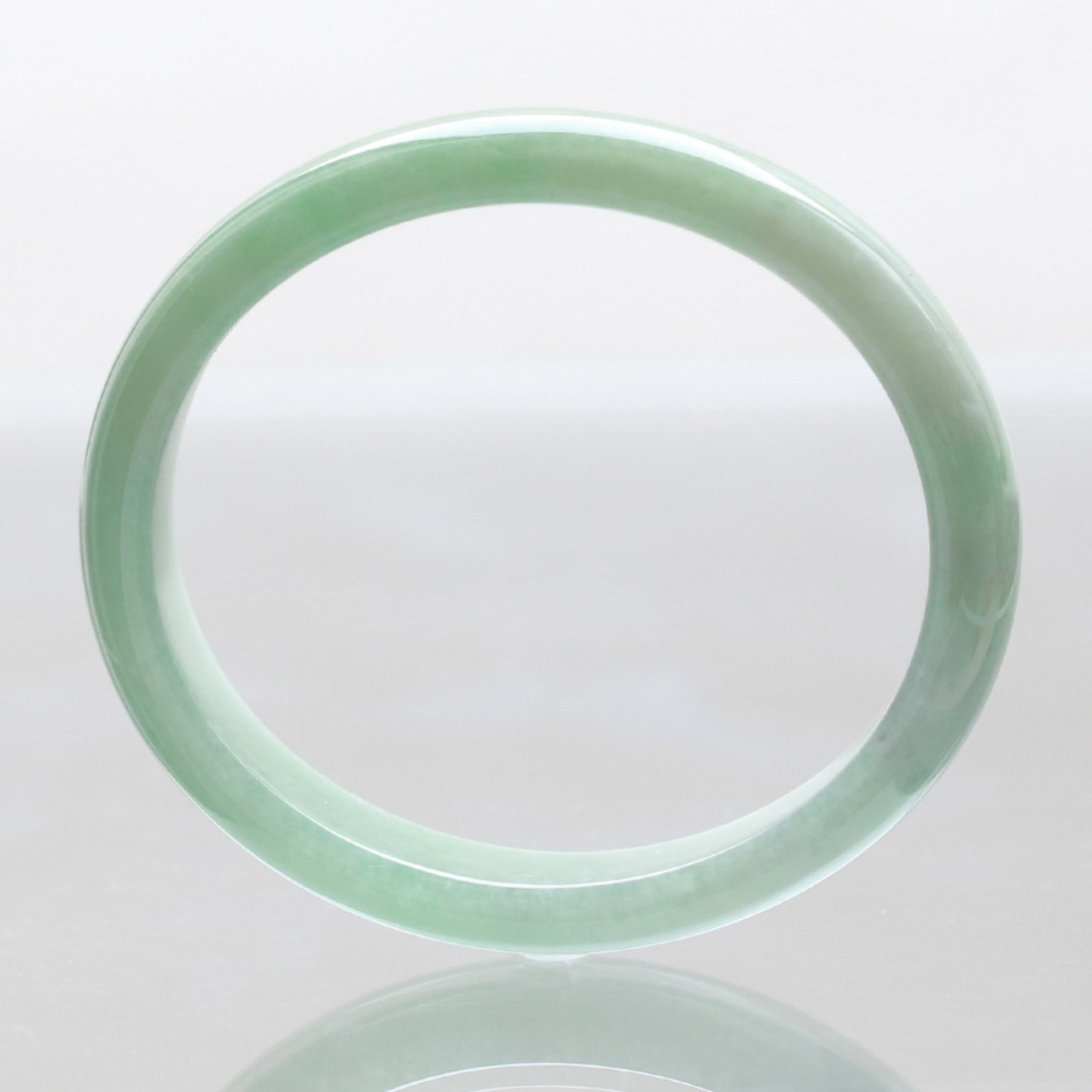 【内径 約52mm×47mm 】グリーンアップルのような色が魅力的バングル A貨翡翠 jd_bg1241