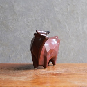 しなやかなフォルムの、陶器の牛 5