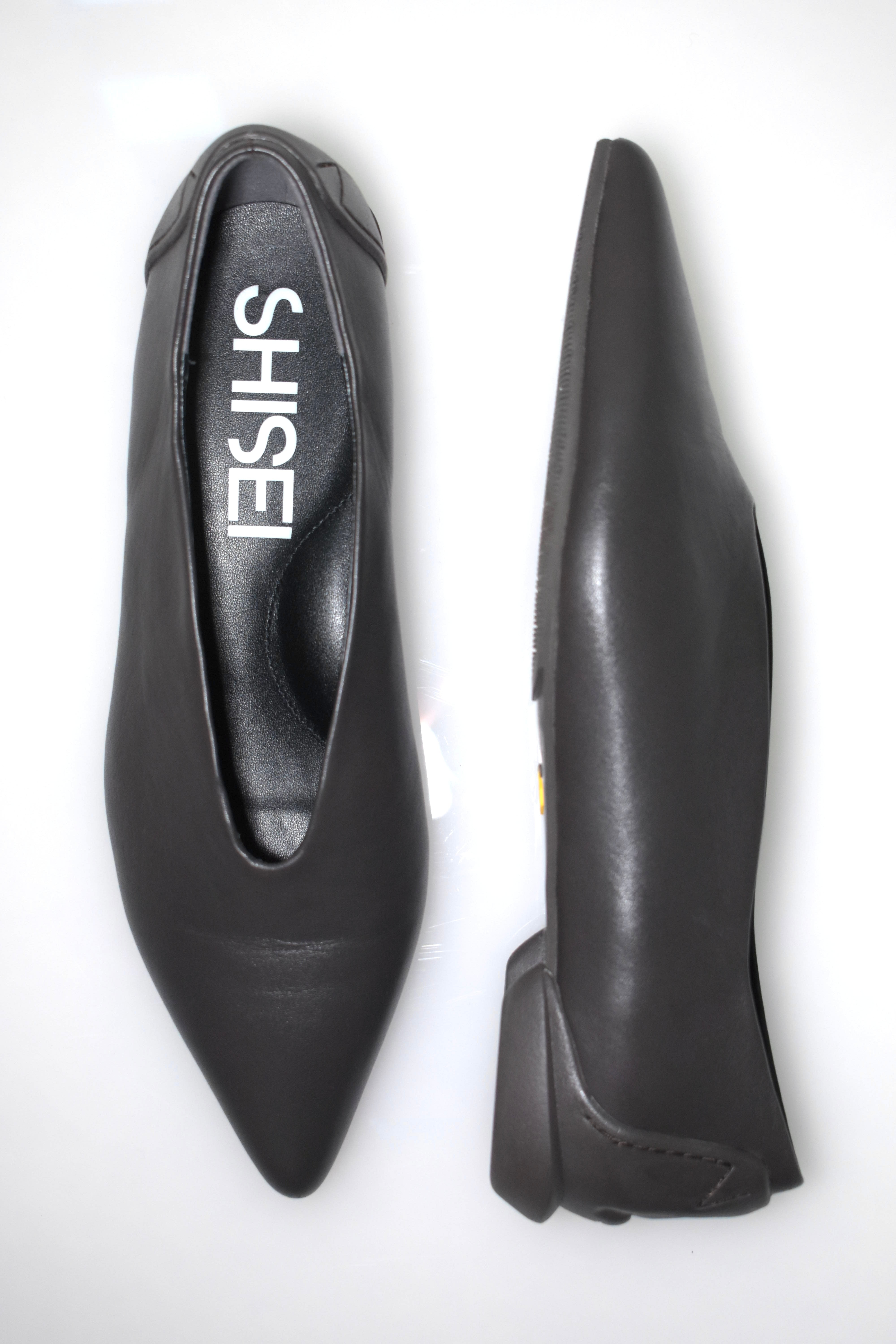 Pointed-toe cowhide flat shoes