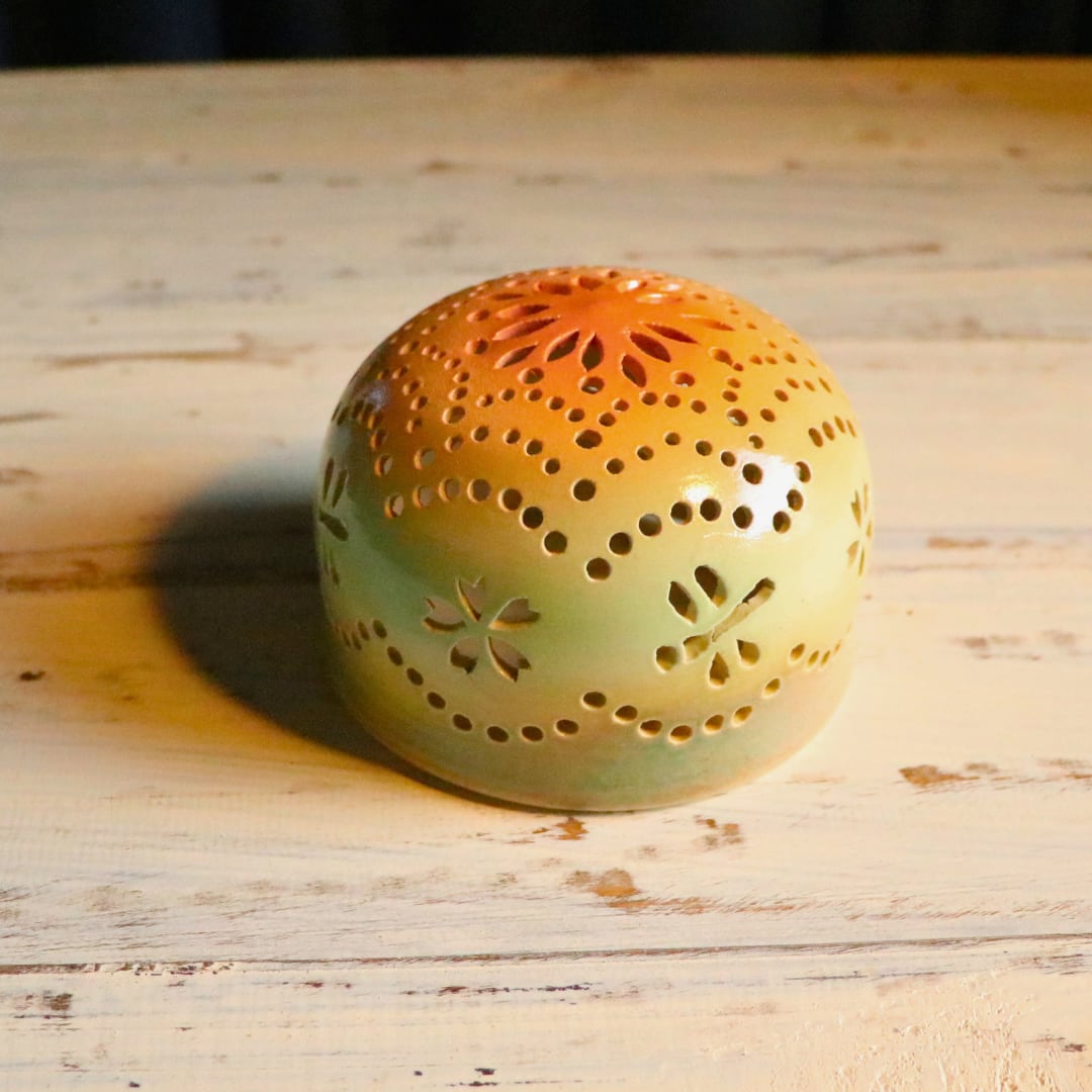 電池式LED陶器ランプシェード『トンボ）は通販やす波窯の手作り作品