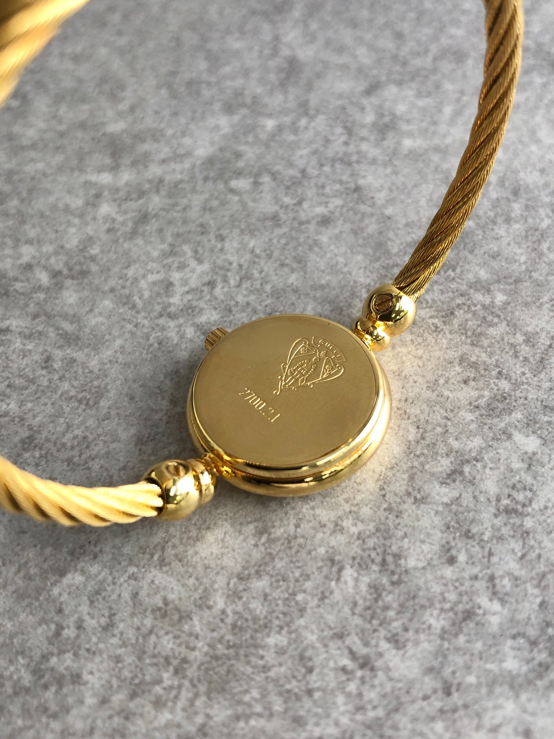 GUCCI グッチ 腕時計 ゴールド シェル ラウンドフェイス ステンレス