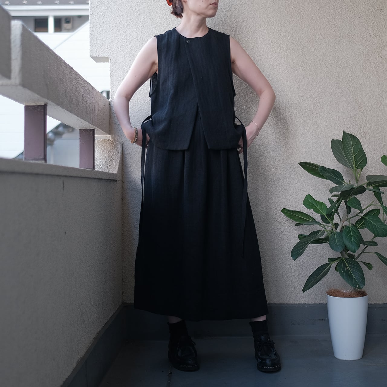 サルエ SALUE リネンジャケット ヘリンボーン ブラック high-waisted gilet／herringbone linen 〈black〉 | SALUÉ