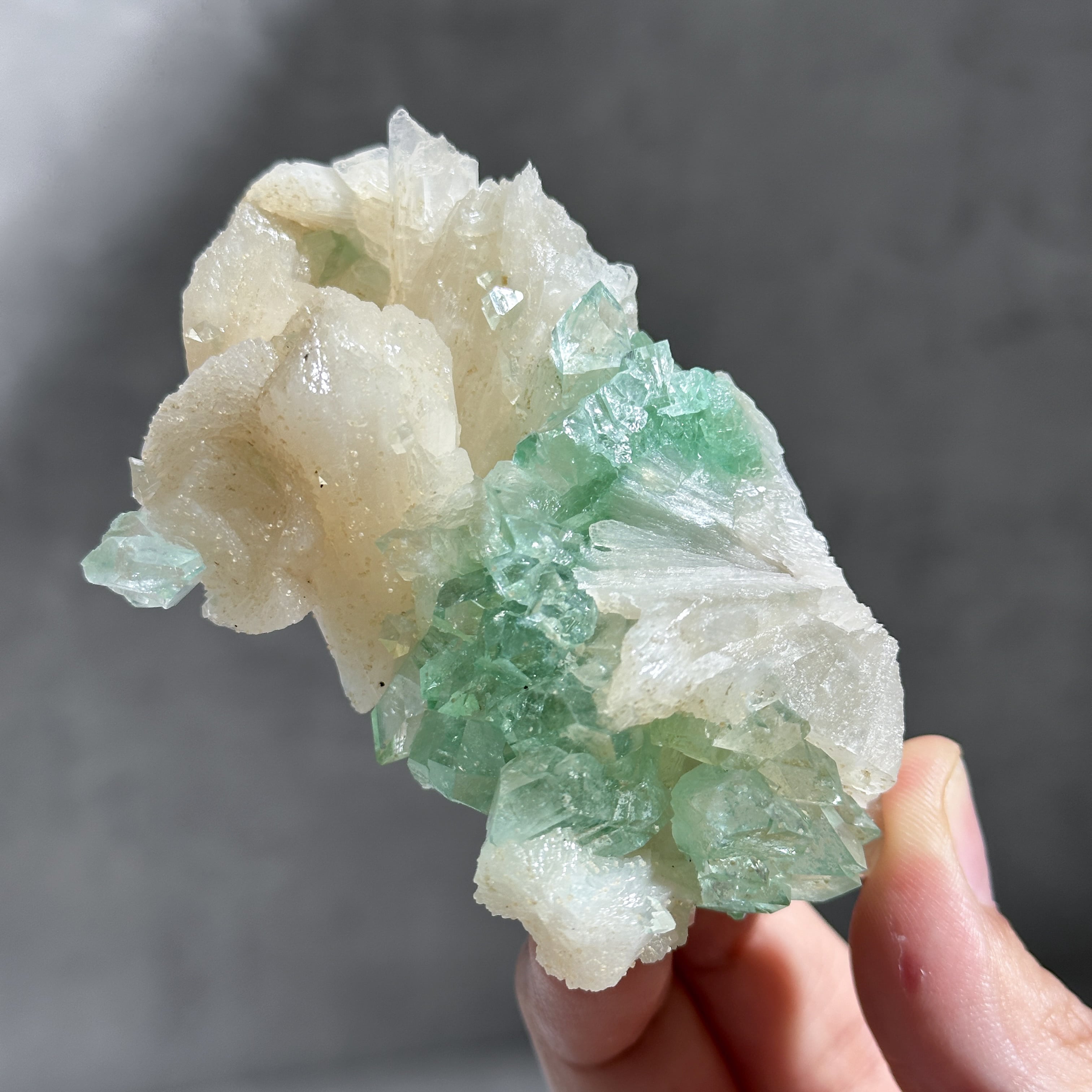 グリーンアポフィライトスティルバイトとヘマタイトの原石で共生‼️9/1迄大SALE グリーンアポフィライト＆スティルバイト 78◇ Green Apophyllite