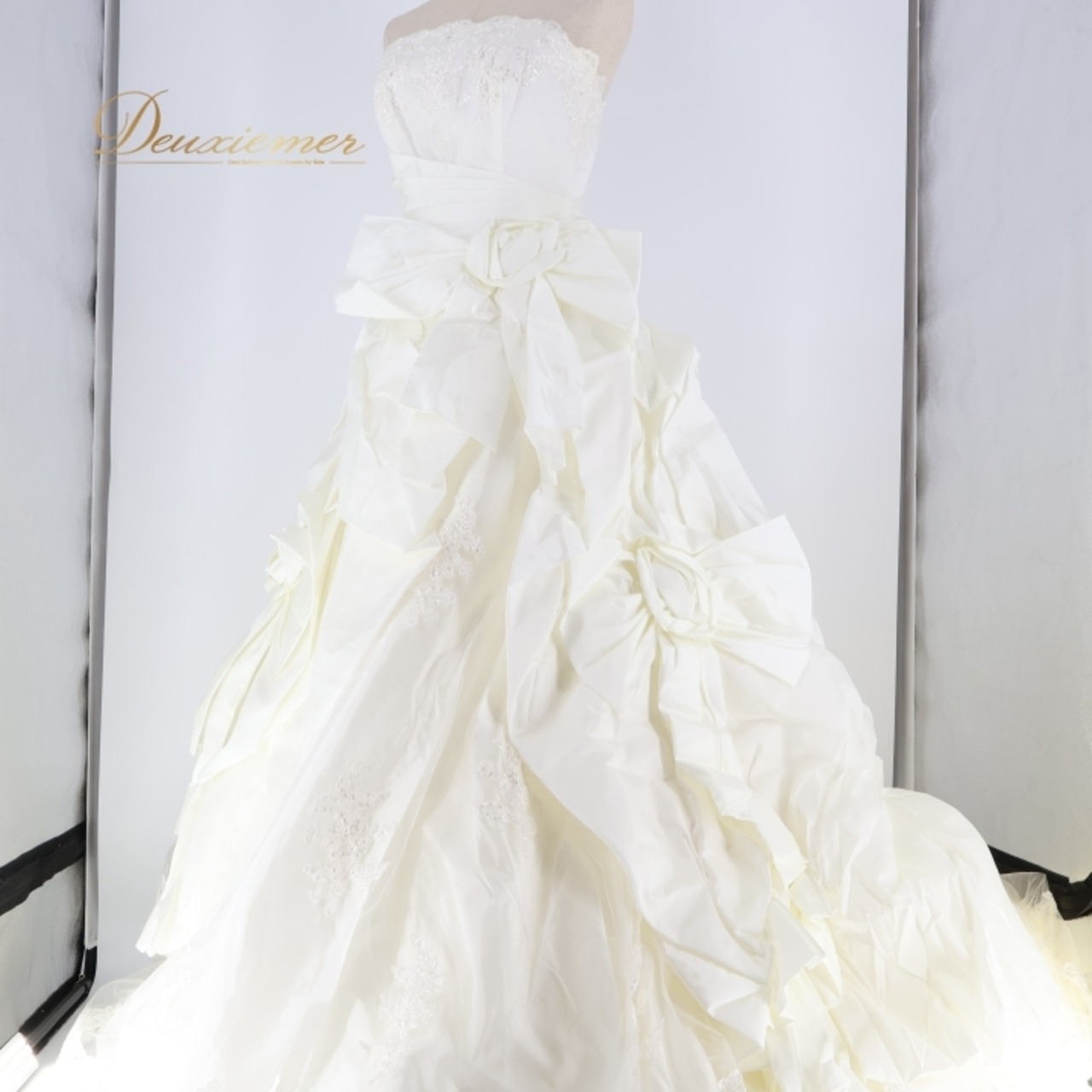 ウエディングドレス CLAUDIA クラウディア ドレス ワンピース 結婚式 白 レース リボン ホワイト系 撮影 結婚式 前撮り 結婚式用ドレス チューブトップ 白ドレス リボン付き コスプレドレス 高級感 上品なデザイン おしゃれ 大人かわいい 女性用ドレス ドレスコーディネート フォーマルスタイル パーティードレス 結婚式準備 前撮りプラン ウェディングフォト