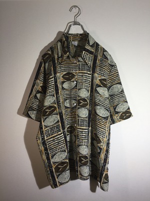 総柄 デザインシャツ ボタン逆