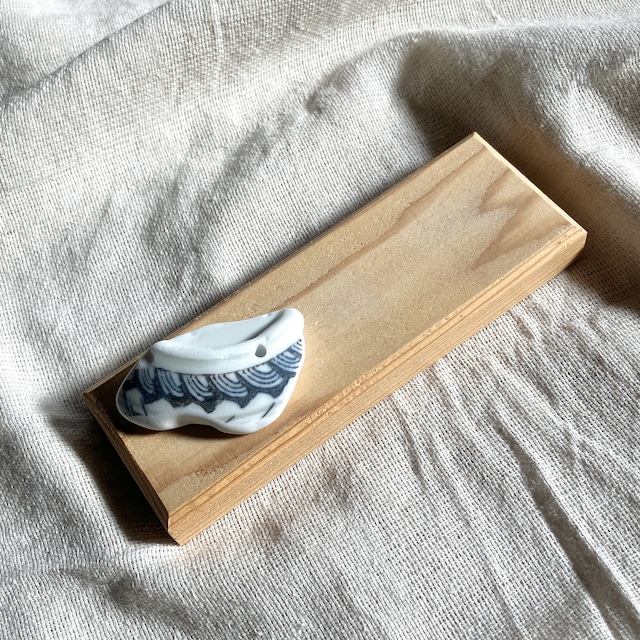 漂着した陶器のカケラでつくったお香たて（ホワイト系）（from和歌山）／UMIUMI