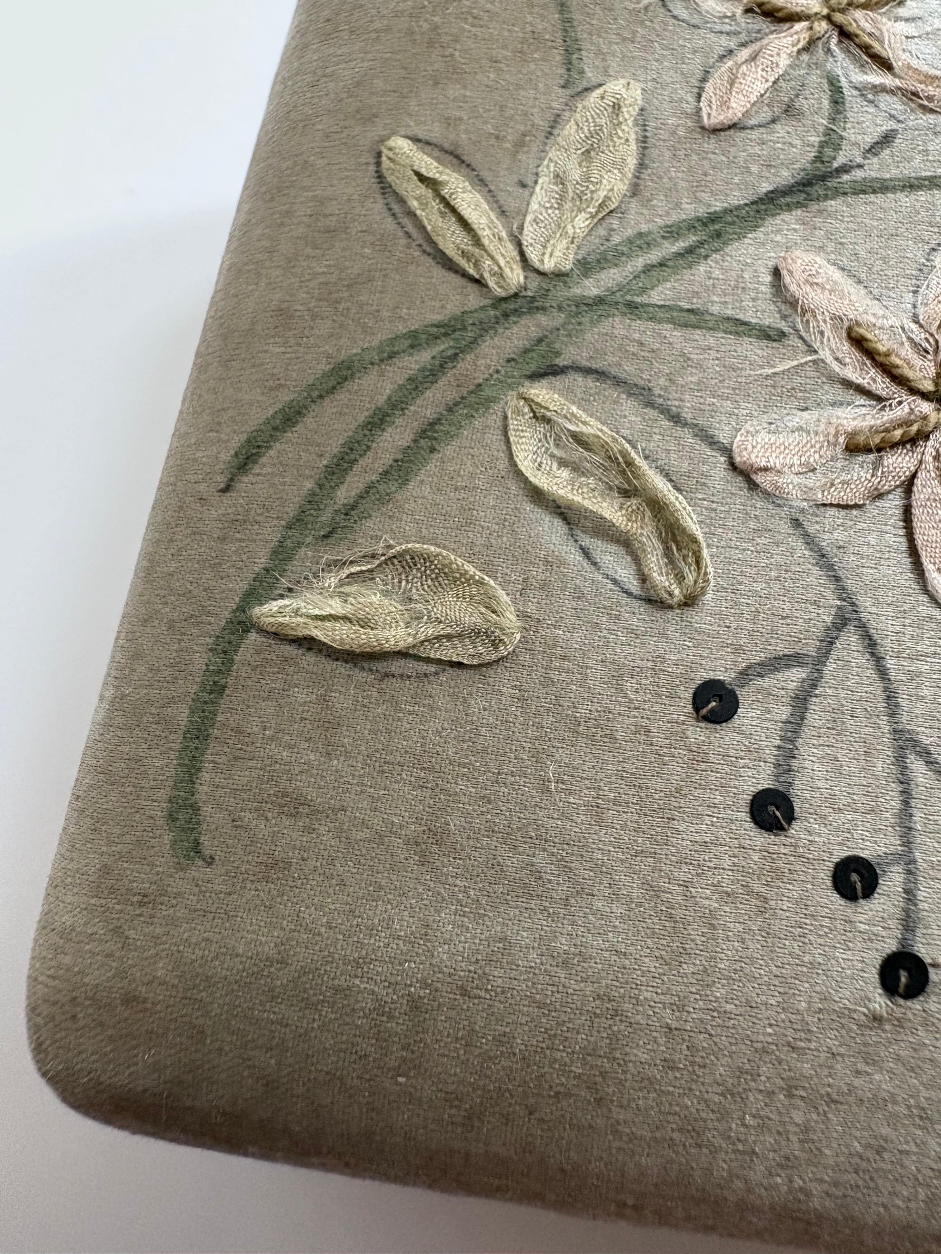 サテンリボン花刺繍ボックス　レース　フランスアンティーク　箱　メルスリー　金糸 花刺繍のジュエリーボックス（リボンの装飾／小物入れ）｜フランス