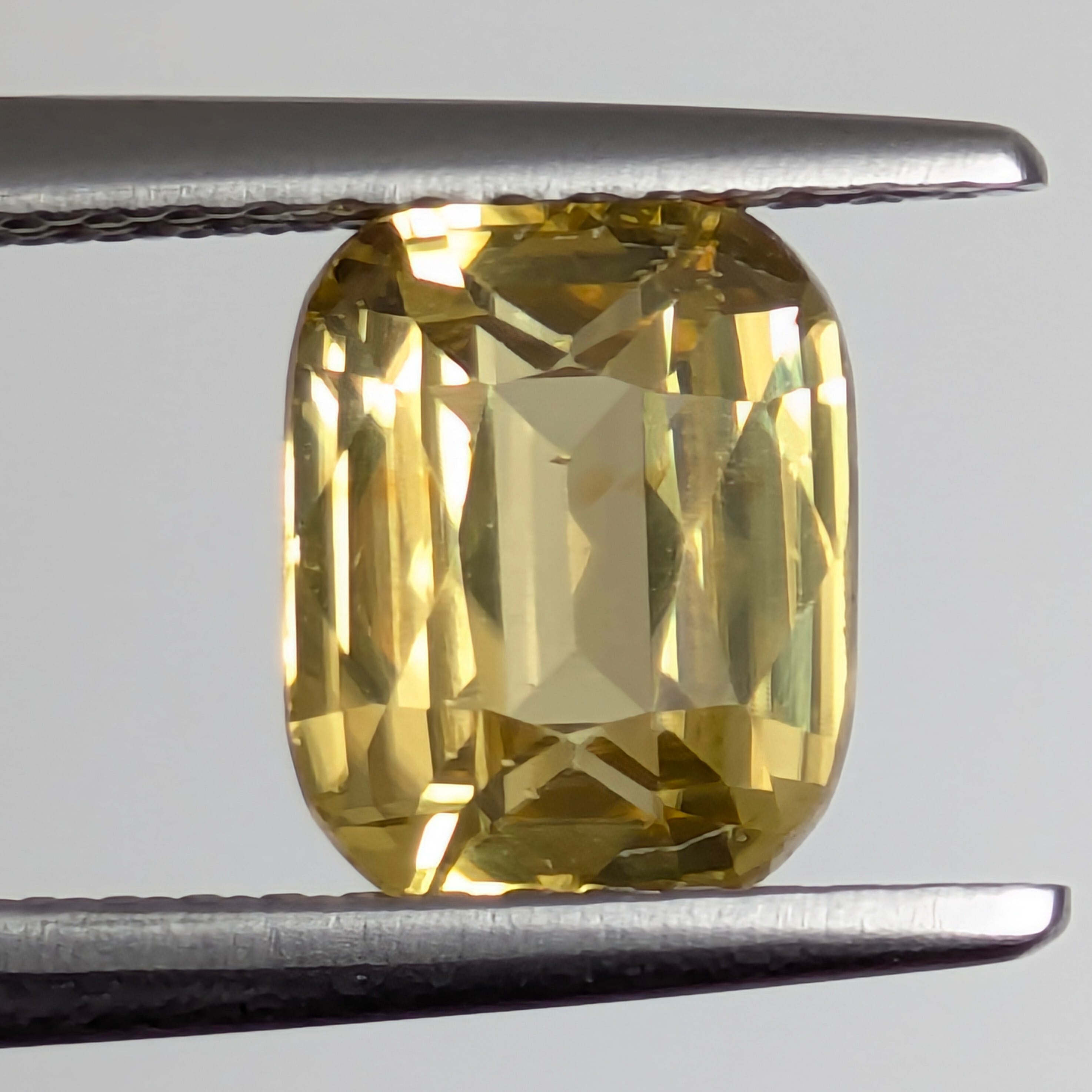 イエロージルコン ルース ミャンマー産【2.409ct】 PRO208516 | Gem's