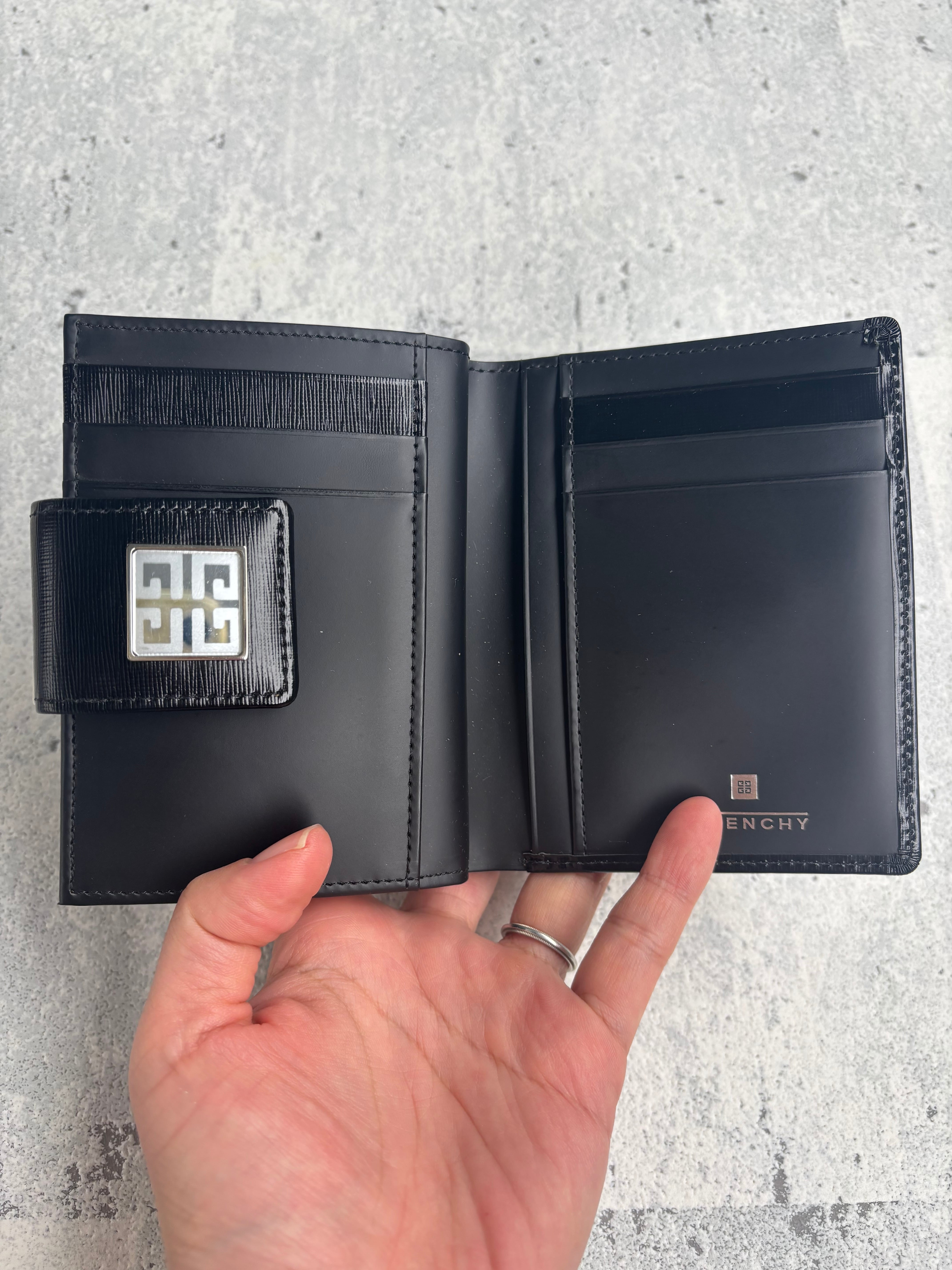 GIVENCHY ロゴプレートフラップ がま口財布 ブラック | Petit luxe Vintage