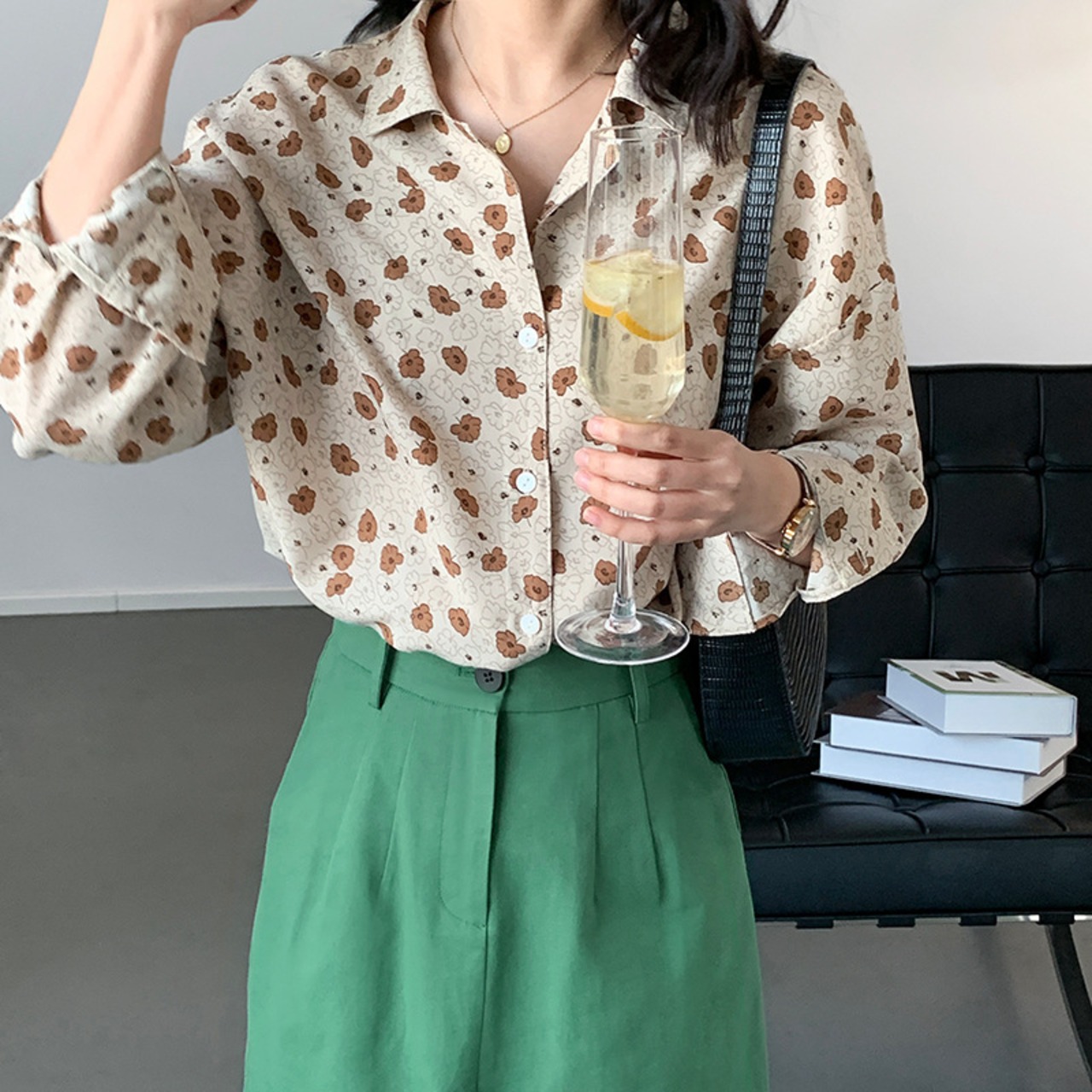【新作即納】レディースブラウス　シフォンブラウス　オープンカラー　プリント小花柄　着回しコーデ　