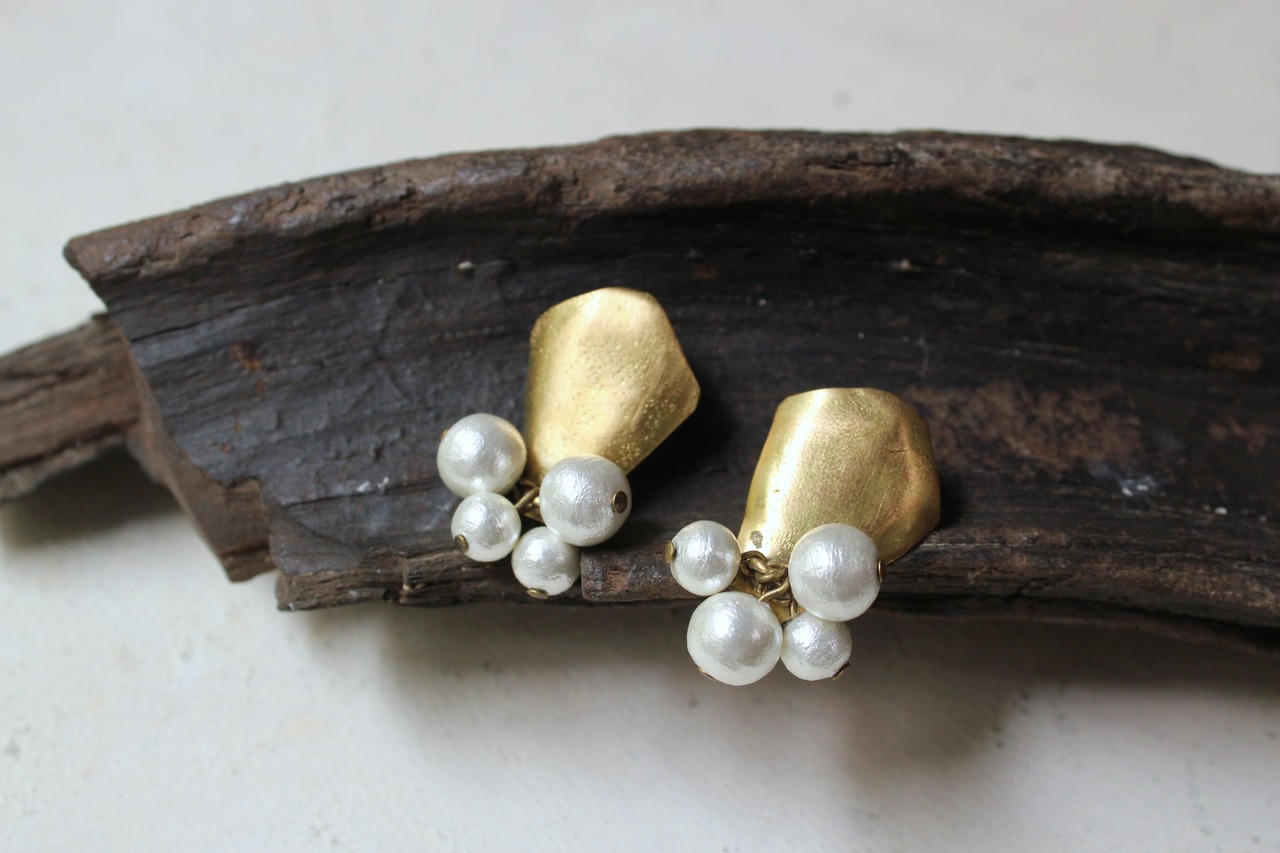 コットンパールのピアス/真鍮