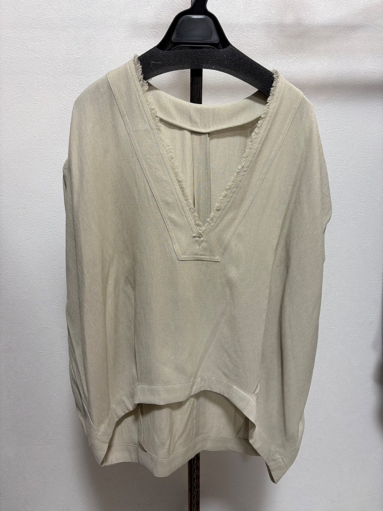 【LUGIVA】 リネンライク　バルーンVネックフリンジトップス　102606