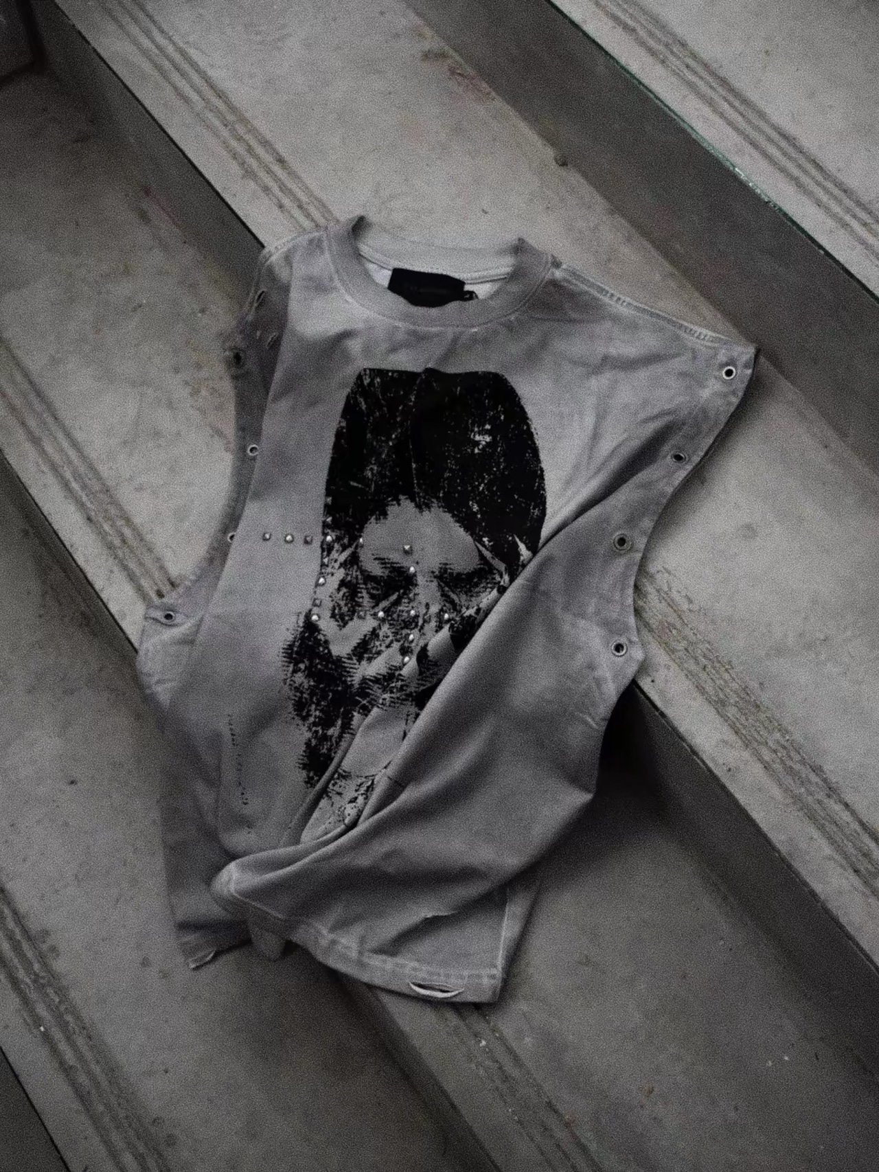【TH4SWE】Dark Graphic Studded Distressed Tank Top