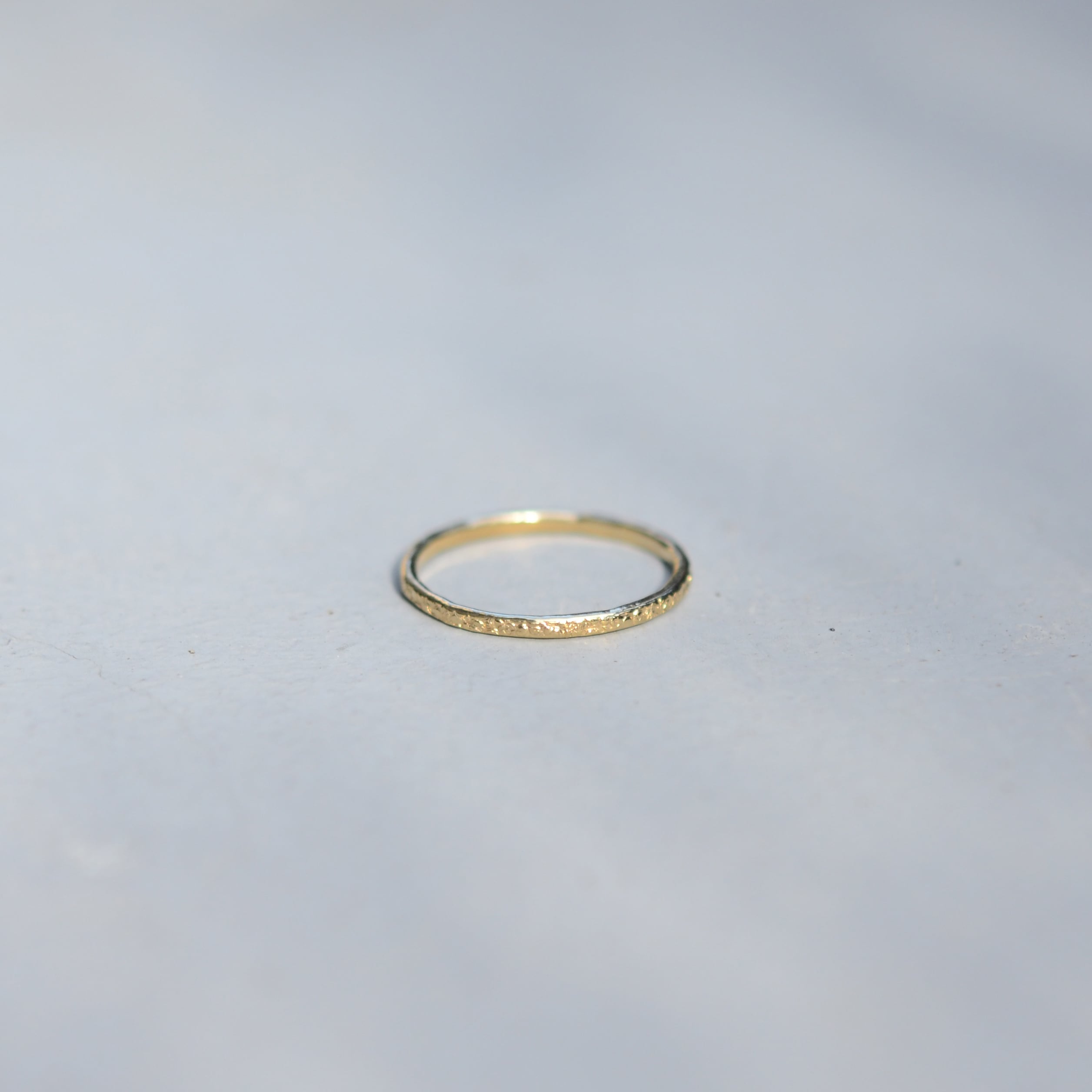 〈K10 YG〉storm ring / round / 1.2mm