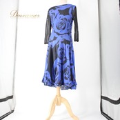 社交ダンス 衣装 スタンダード ドレス ワンピース レッスンウェア パーティ衣装 ブルー系 ブラック系 ICHIOKU イチオク 青 黒 花柄 薔薇 バラ 大人用 ドレス レディース フィット感 おしゃれ エレガント 華やか 丈約97cm フォーマル ステージ衣装 ホースヘア 伸縮性 心地よい 質感 デザイン性 おすすめ 通販 人気