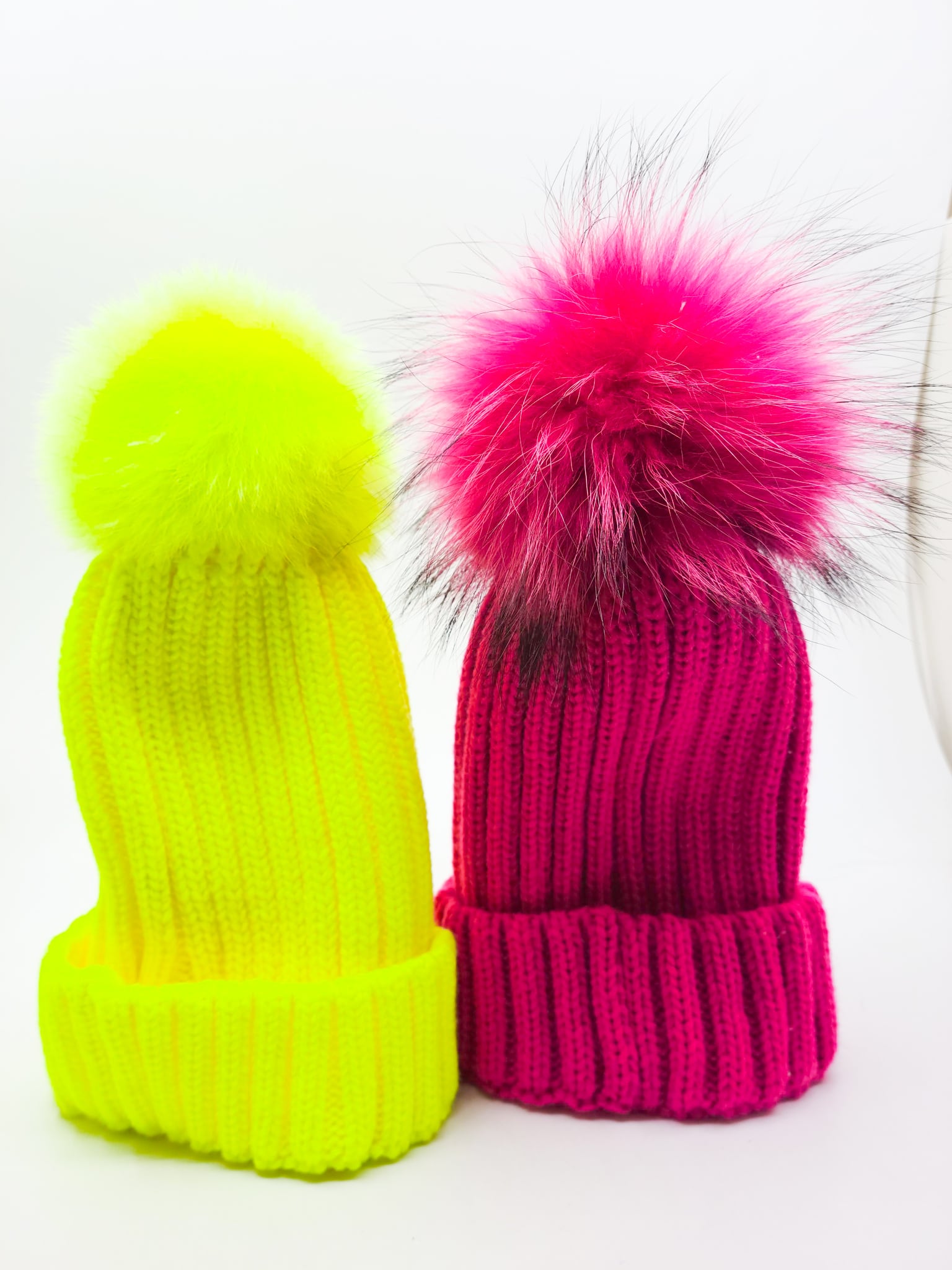 ポンポンリアルファー ニット帽 ピンク ニットキャップ ふわふわ もこもこ あったか 冬ファッション ファー リアルファー 女子会 派手好き 個性派 原宿系