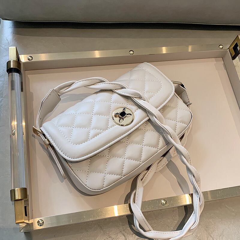 小さな香りバッグハンドバッグ2020人気の新しいトレンディな野生の手織りメッセンジャーバッグネット赤ワンショルダー脇バッグ Tiancai_Wing_Bag6013402