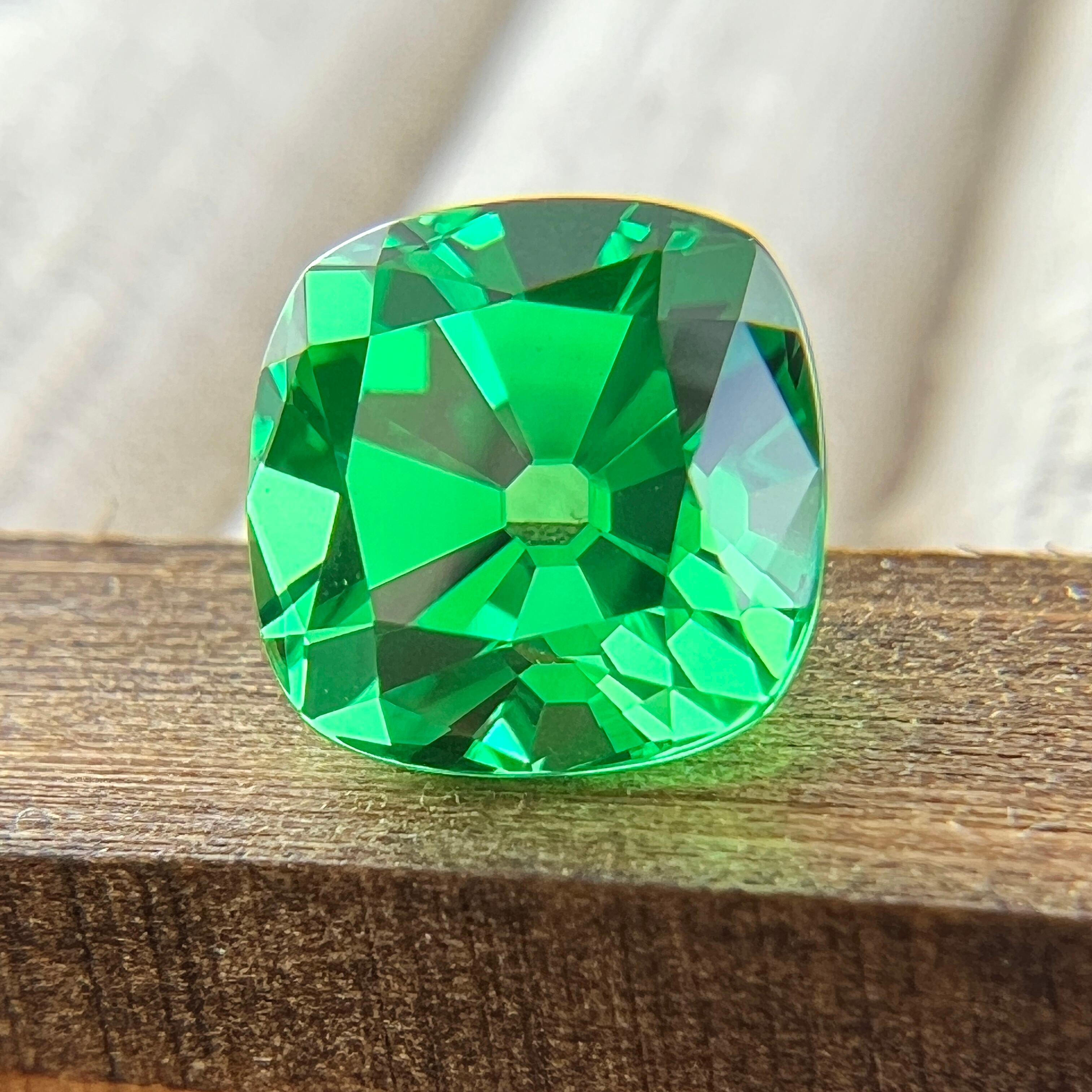 ネオングリーン】YAG ガーネット オールドマインカットのルース