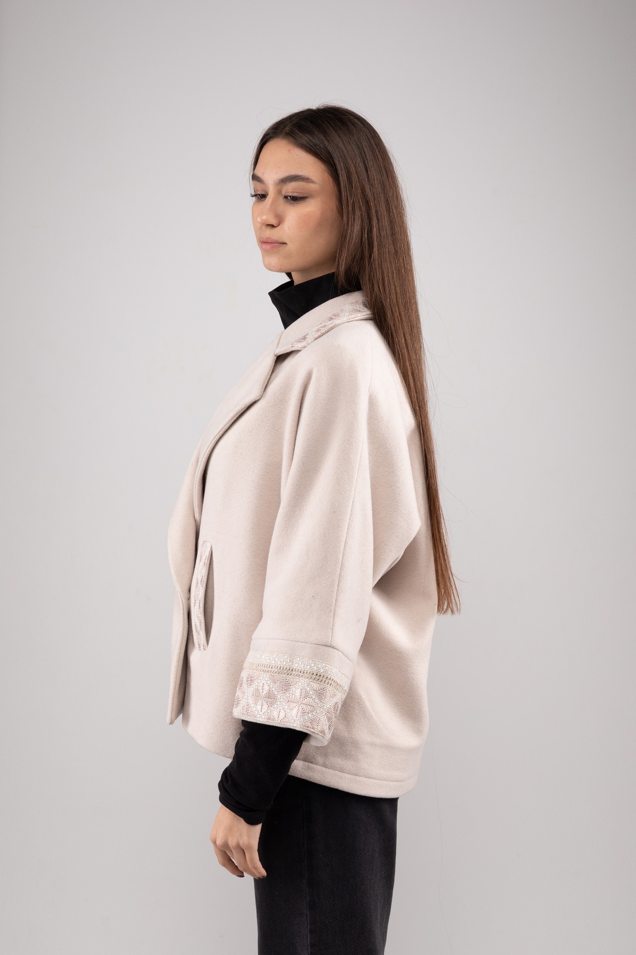 ウクライナ産プレミアムウール100%ジャケットコート（白）平行縫い　シルク手刺繍 - 4