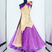【美品 社交ダンス衣装】パープル KAORI カオリ ワンピース ドレス 紫 ベージュ ゴールド 光沢 フリル レース 競技用 デモ おしゃれ 着やすい ダンスパフォーマンス フィット感 サイドファスナー ストレッチ 胸パッド 素敵 長丈 美しい 練習用 プロフェッショナル