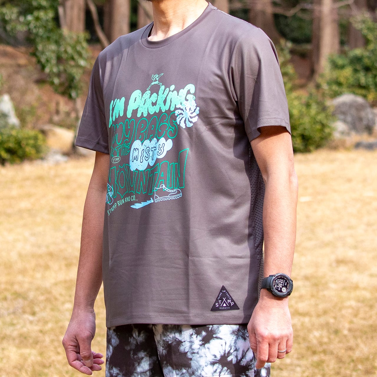 STAMP GRAPHIC RUN TEE (MISTY MOUNTAIN) | STAMP Run&Co