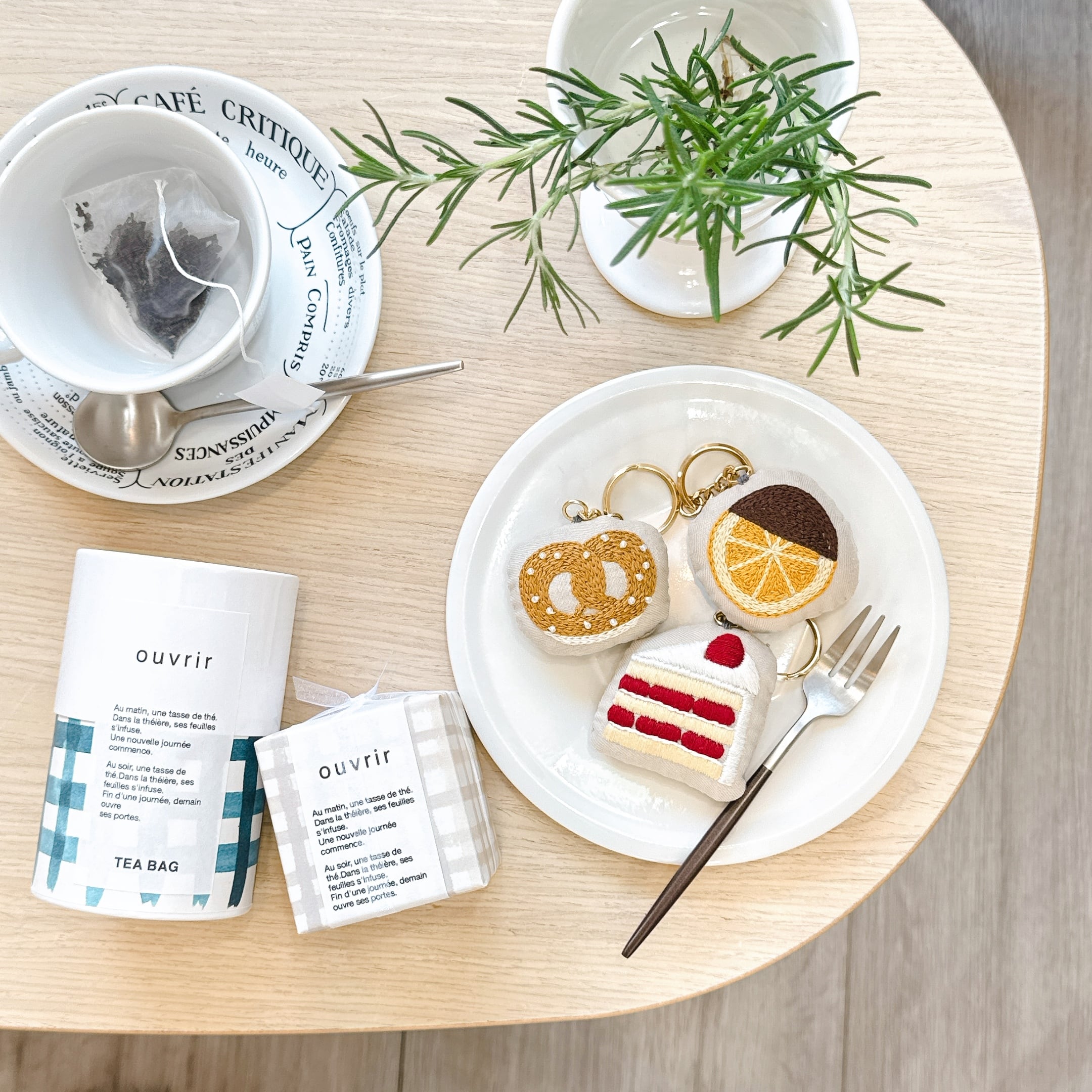 aiueaoui ハンドオブジェ オーナメント 刺繍 aiueaoui ハンドオブジェ オーナメント 刺繍 studio CLIP｜手刺繍