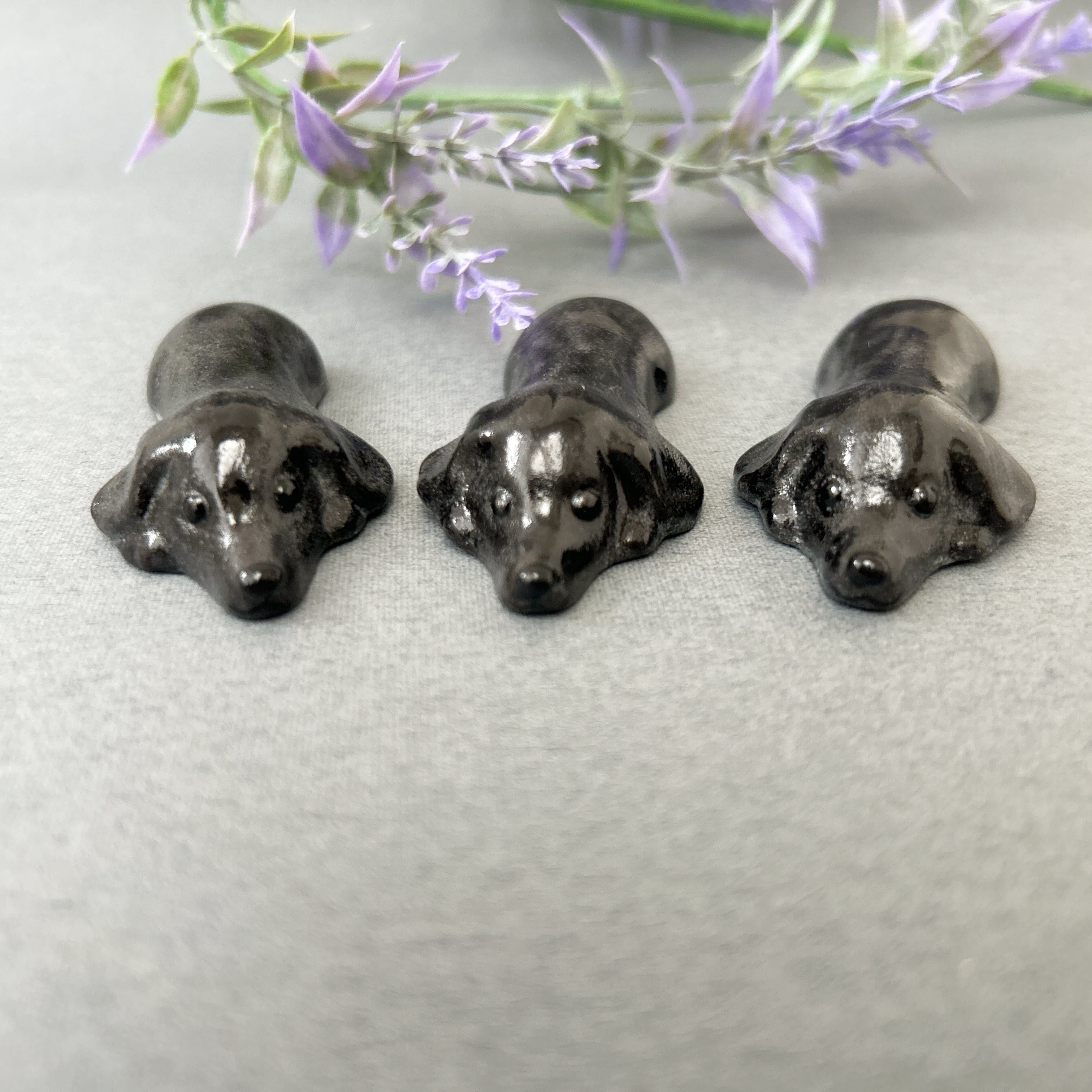 ダックス犬の箸置き（ブラックソリッド）伏せ | 陶器のことり