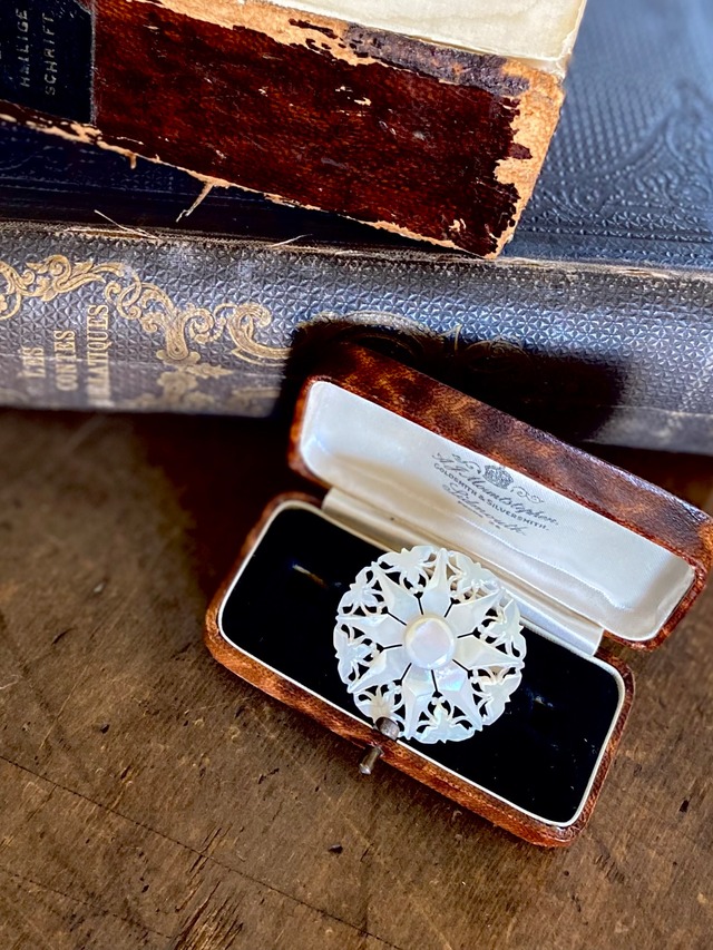 ベツレヘムパールブローチ