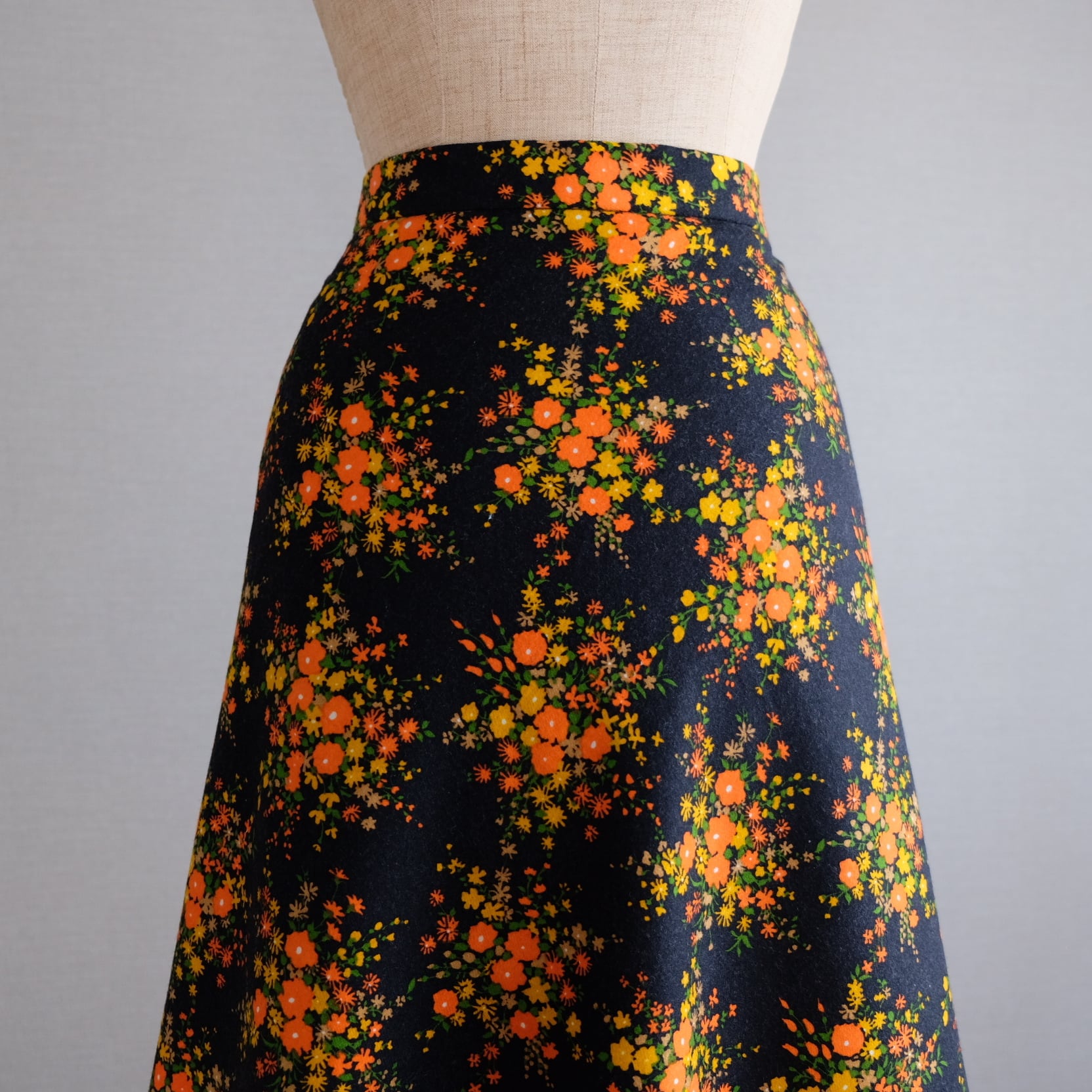フラワーフレアスカートブラックオレンジ | 古着屋Sique おしゃれ古着