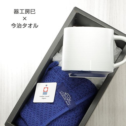 砥部焼 今治タオル 器工房 巳 マグカップ 白と青のバランス フェイスタオル 引出物 ギフト 内祝 d-mi112