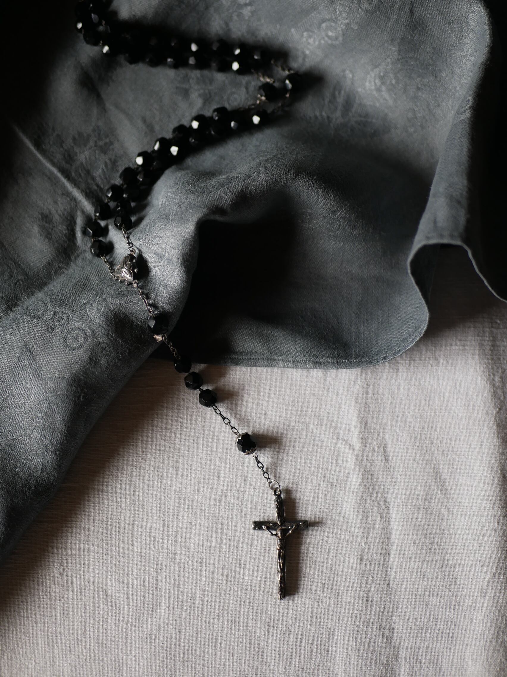 フレンチジェットガラス クロス 十字架 フランスアンティーク