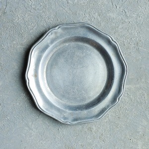 シルバーに輝く、ピューターのお皿
