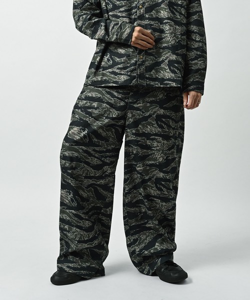 ATELANE Poly-corduroy all-over print cocoon pants (Tiger camo) 26A-28060